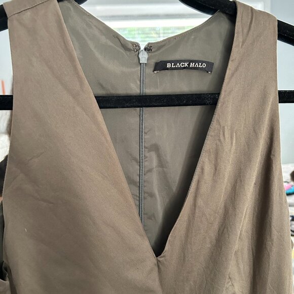 Sleeveless Black Halo dress with deep V-neckline - Picture 3 of 3